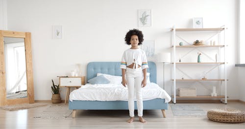 有关伸展, 儿童, 在家的免费素材视频