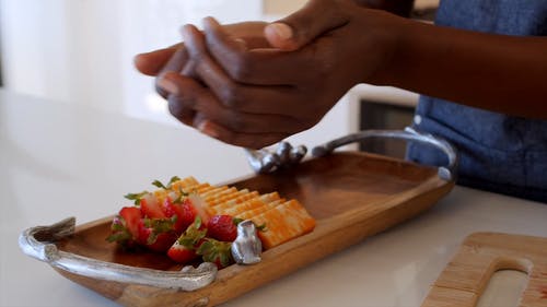 在木托盘上的食物拼盘准备 · 免费素材视频