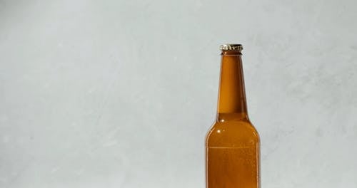 有关啤酒, 啤酒泡沫, 啤酒瓶的免费素材视频