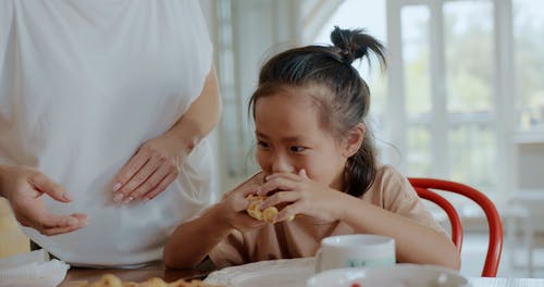 一个亚洲家庭，早餐时心情愉快 · 免费素材视频