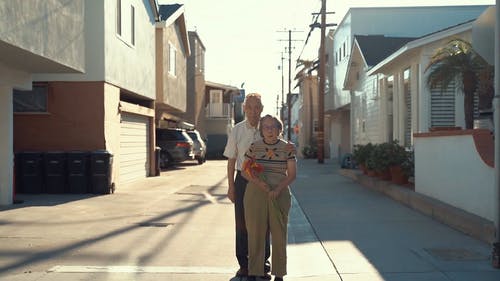 一对老年夫妇站在马路中间 · 免费素材视频
