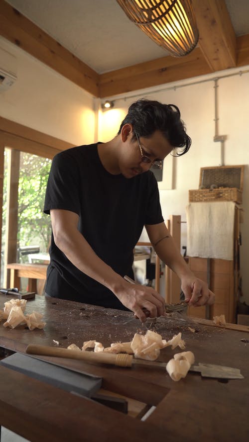一个男人刮木棍 · 免费素材视频