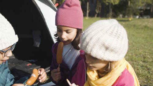 有关（顶部有小羊毛球的）羊毛帽子, 一起, 吃的免费素材视频