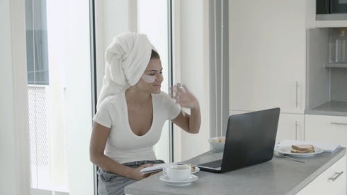 挥舞着你通过笔记本电脑的白衬衫的女人 · 免费素材视频