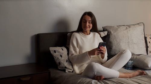 惊讶的女人，从她的父亲收到礼物 · 免费素材视频