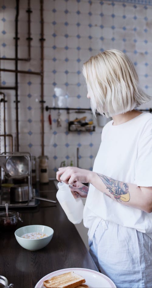 有关倾注, 刺青的, 吃的免费素材视频