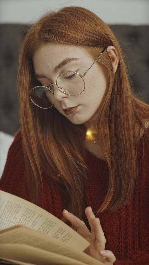 有关坐下, 垂直视频, 女人的免费素材视频