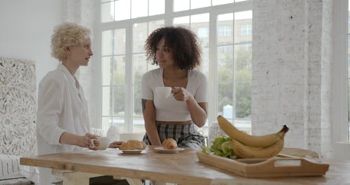 两个女人在家里吃零食 · 免费素材视频