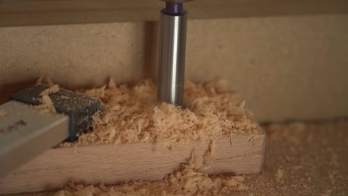 在木头上冲一个洞 · 免费素材视频