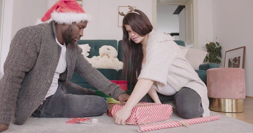 一对夫妇一起包装礼物 · 免费素材视频