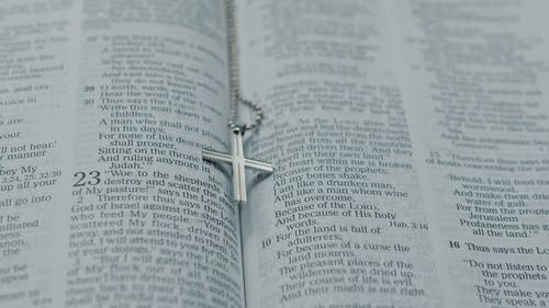 有关信仰, 十字架, 圣书的免费素材视频