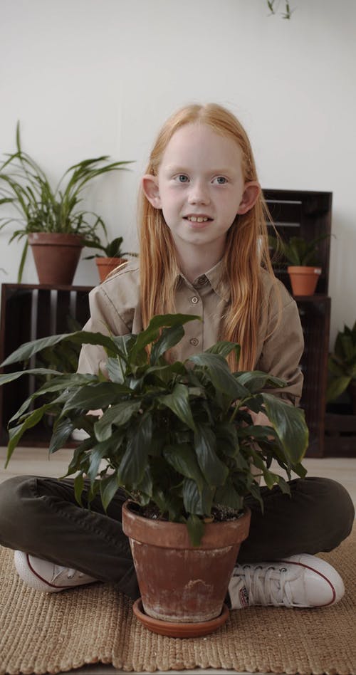 有关儿童, 地板, 坐的免费素材视频