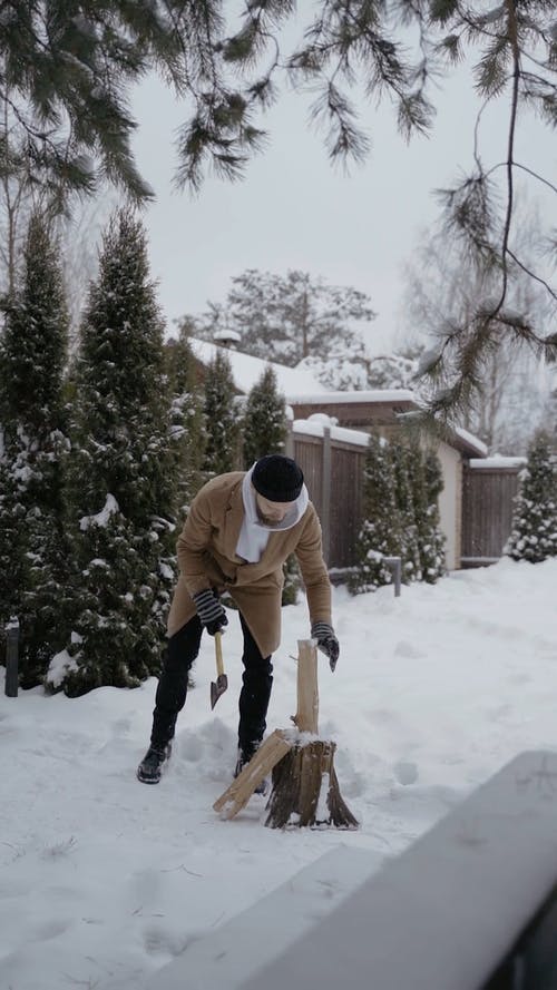 有关（顶部有小羊毛球的）羊毛帽子, 下雪的, 人的免费素材视频