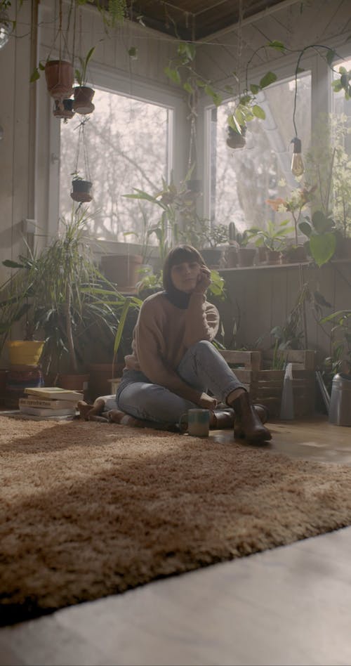 有关在地上, 地毯, 坐的免费素材视频