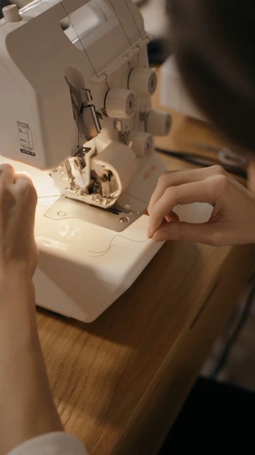 有关修理, 垂直视频, 女人的免费素材视频