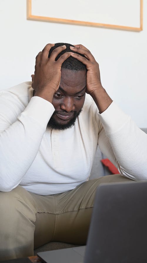 有关人, 坐, 垂直视频的免费素材视频