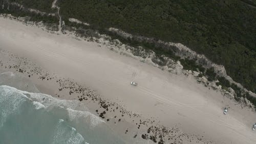 在海滩海岸驾驶轻型卡车 · 免费素材视频