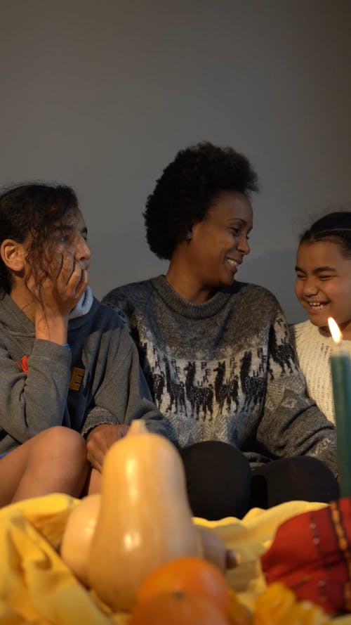 有关一起, 坐下, 垂直视频的免费素材视频