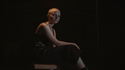 有关严肃, 坐, 女人的免费素材视频