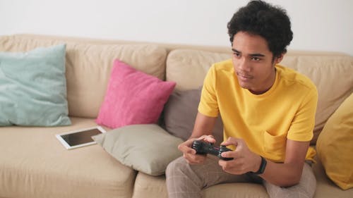 有关人, 在家, 坐的免费素材视频