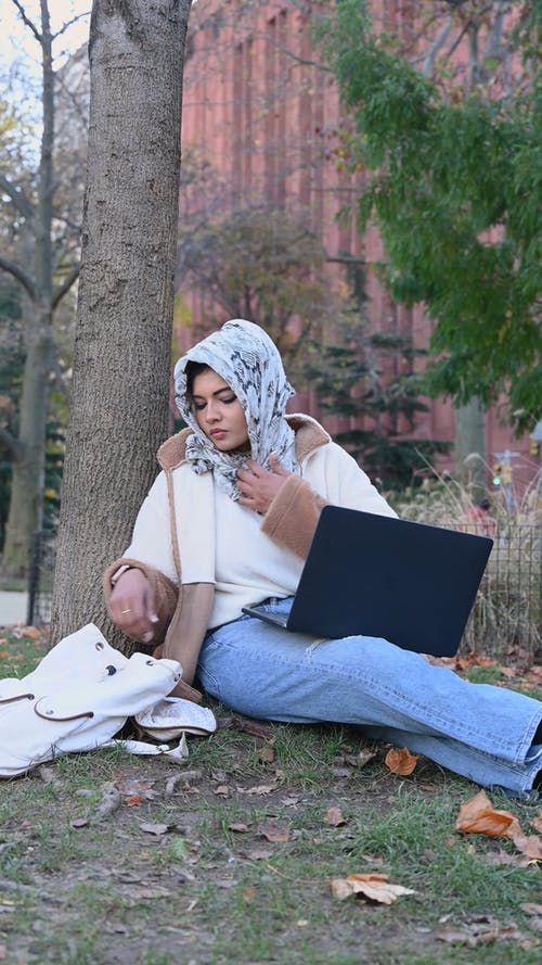 有关围巾, 坐, 垂直视频的免费素材视频