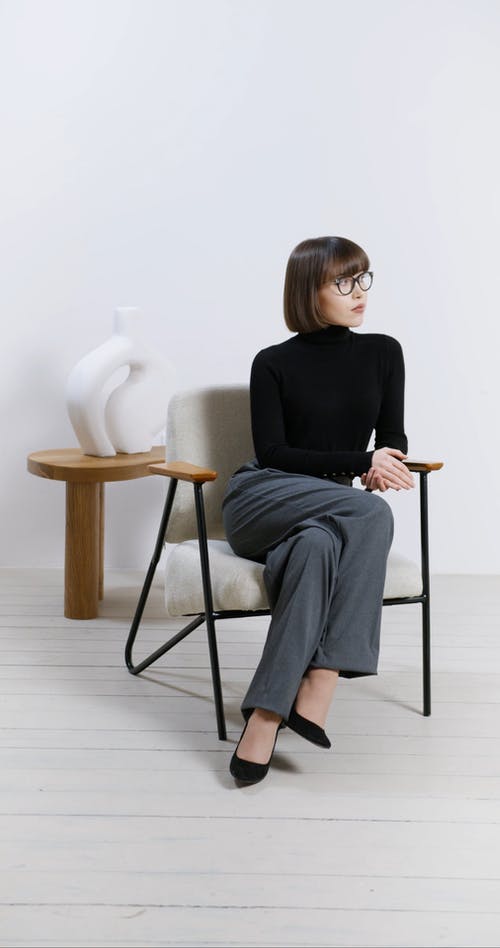 有关交叉的双腿, 内部, 刘海的免费素材视频