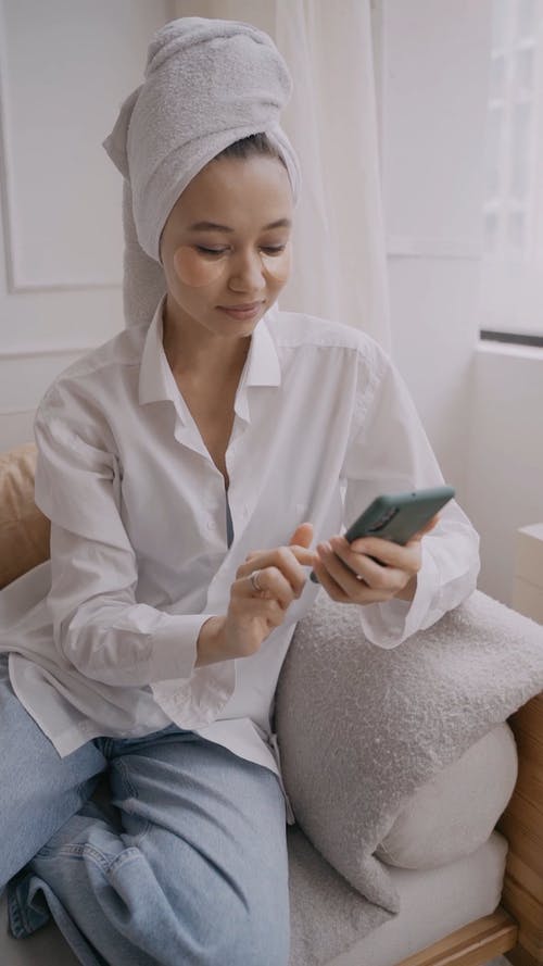 有关在眼罩下, 坐, 垂直视频的免费素材视频