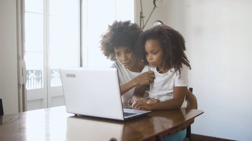 母亲和女儿在笔记本电脑前 · 免费素材视频
