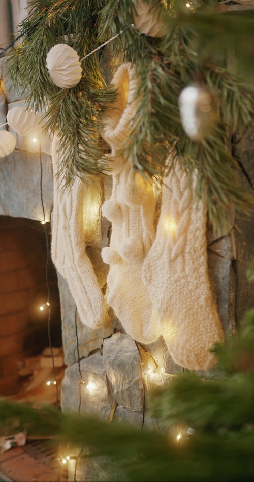 有关圣诞袜, 垂直视频, 房屋内部的免费素材视频