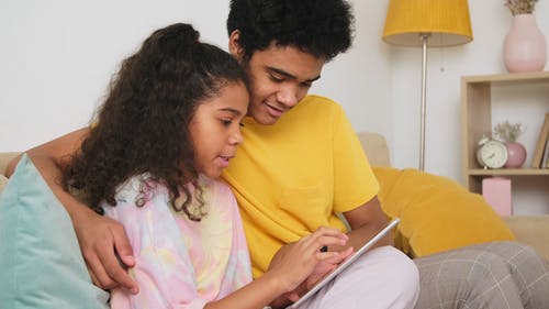 有关兄弟, 坐, 女孩的免费素材视频