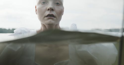 有关埋, 女性, 年轻女子的免费素材视频