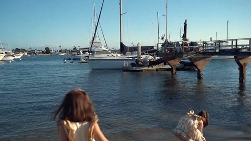 孩子们在沙滩上奔跑 · 免费素材视频