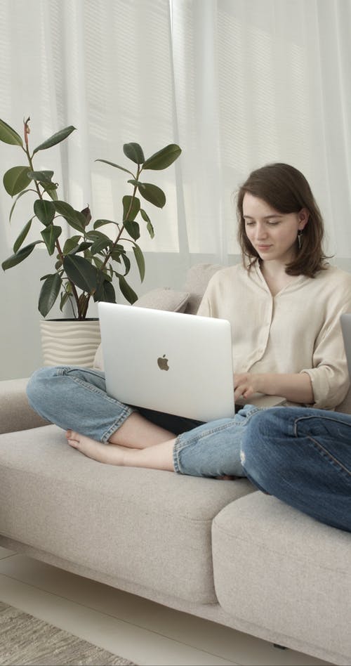 有关facebook的故事, instagram故事, MacBook的免费素材视频