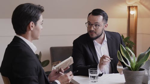 有关商量, 坐, 室内的免费素材视频