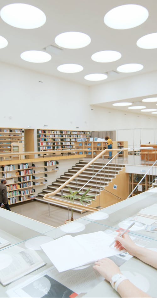 多层图书馆内的楼梯 · 免费素材视频
