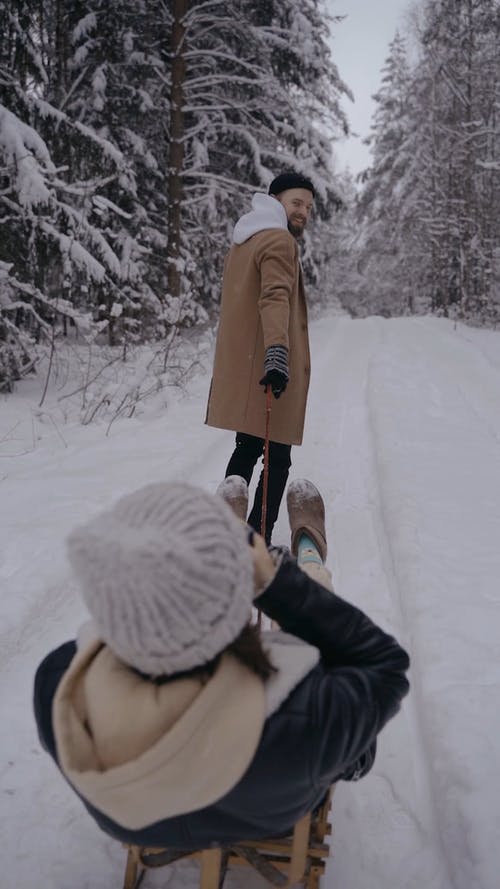 有关（顶部有小羊毛球的）羊毛帽子, 下雪的, 人的免费素材视频