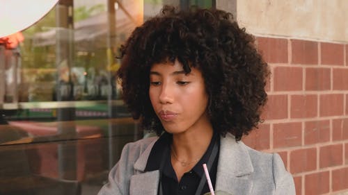 有关乾草, 喝, 卷发的免费素材视频