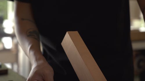 一个男人使木材边缘光滑 · 免费素材视频