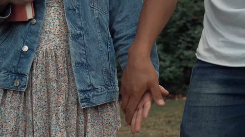 情侣散步和手牵着手 · 免费素材视频