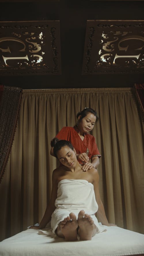 有关全身按摩, 咖啡色头发的女人, 垂直视频的免费素材视频