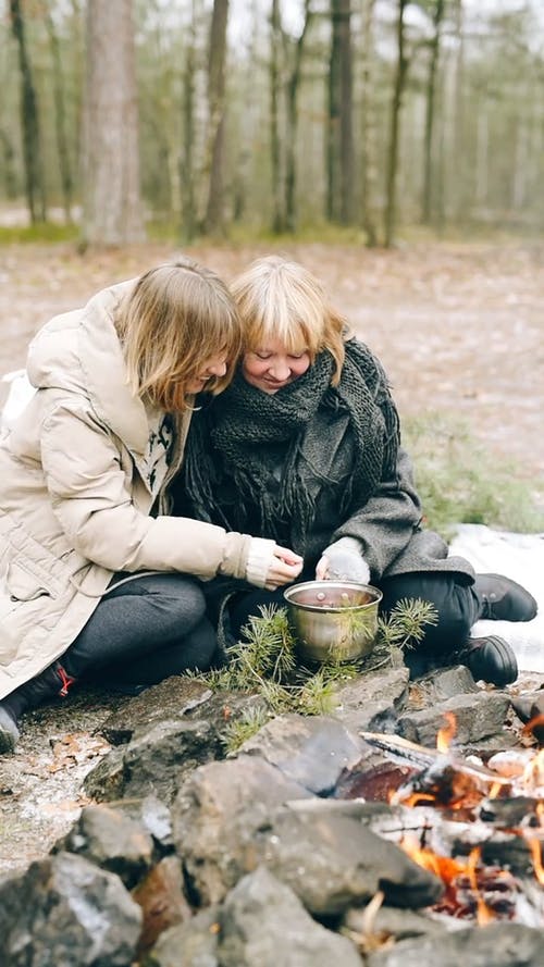 有关假期, 冬衣, 在地上的免费素材视频