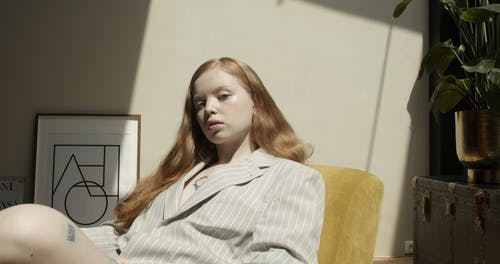 有关人, 坐, 套装的免费素材视频