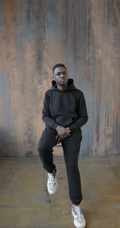 有关坐, 垂直视频, 看着镜头的免费素材视频