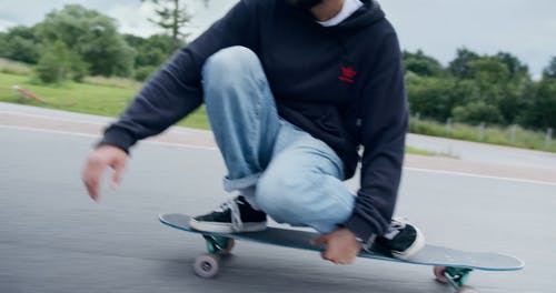 男子骑在滑板上 · 免费素材视频