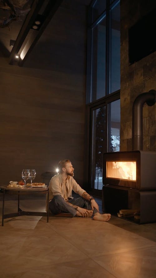 有关人, 垂直视频, 壁炉的免费素材视频