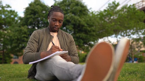 有关人, 坐, 写作的免费素材视频