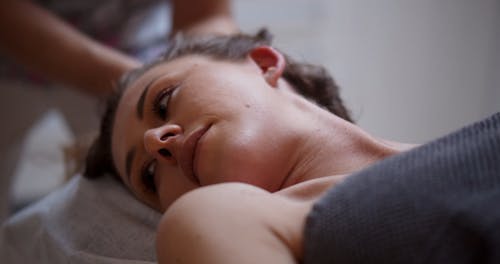有关女性, 安慰, 室内的免费素材视频
