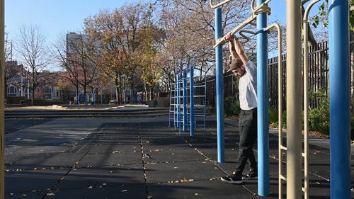 有关（顶部有小羊毛球的）羊毛帽子, 人, 天空的免费素材视频