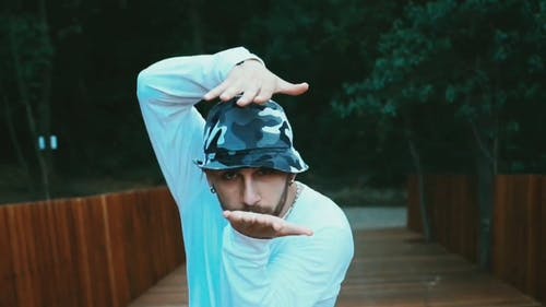 有关人, 年轻的成年人, 手的免费素材视频