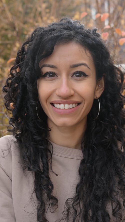 有关垂直视频, 女人, 微笑的免费素材视频